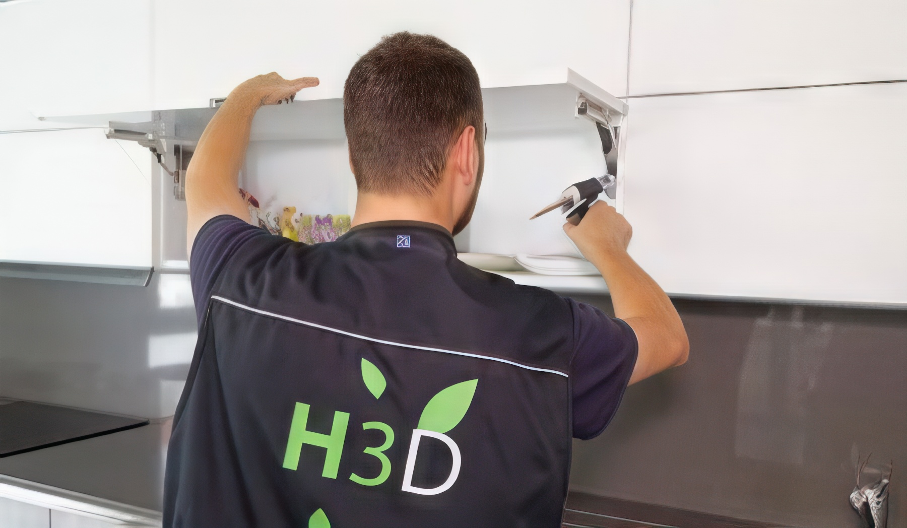 Technicien H3D en intervention, désinsectisation cuisine niçoise
